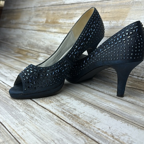 KELLY & Katie Sparkly Pumps - Picture 6 of 6